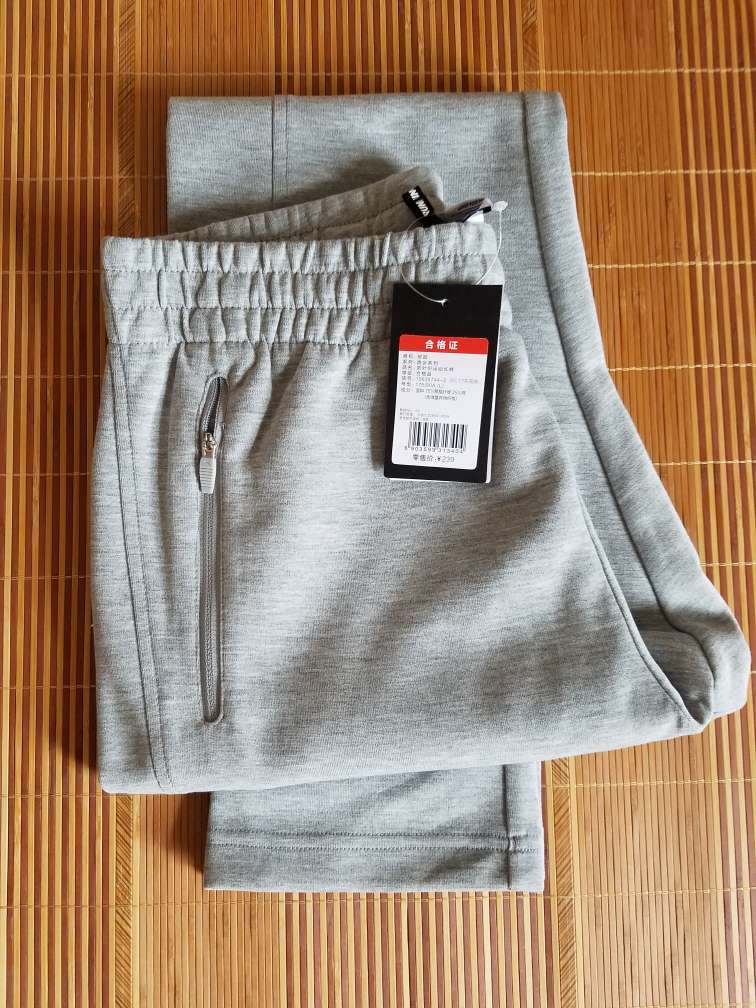 裤子修身版型,面料透气柔软,穿着舒服