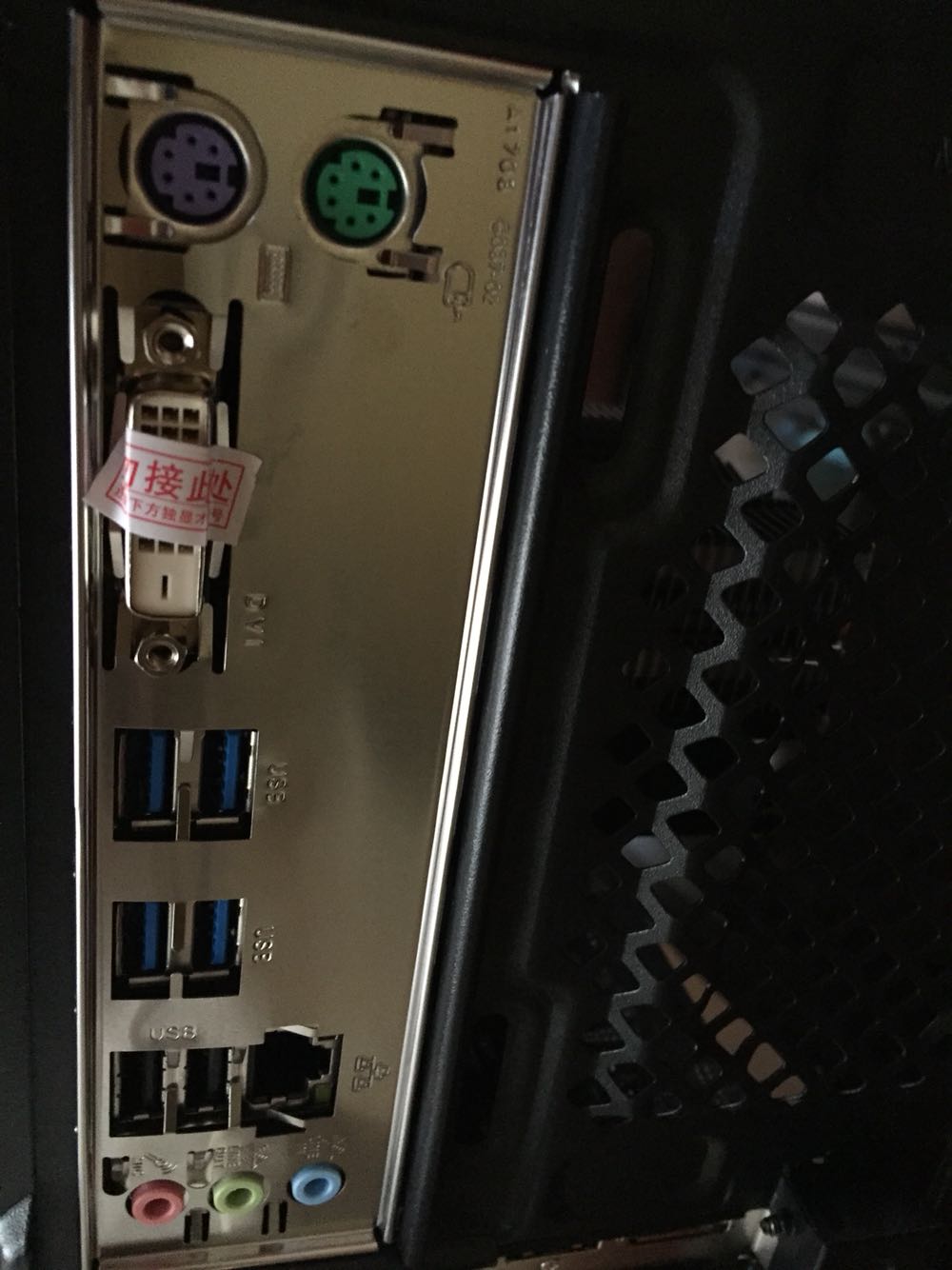 这款主机采用主流i5+1050Ti 搭配B250配置,应该在走量。主板DVI接口贴了小标签怕小白接错,这个细节挺暖心的;但提醒一下大家两点:第一 不含内存条 所以并不是你看到的三千七或搞活动的三千五,再预算四百三进去主机到手得小四千。第二 10系显卡没有VGA接口 想换主机凑合用以前的屏的要看清借口哦DVI的。 一次点亮没啥毛病,自己搭也就加100显卡骁将升大将,SSD加点换个好点的牌子最好容量翻番或再买块1T,主机电源看个人喜好了