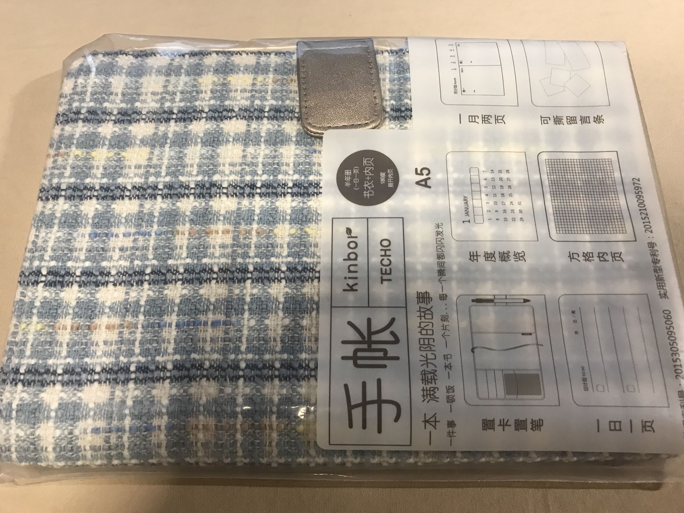这种材质的很少见,挺有特色的。144页夹页放进去挺厚实,不适合随身带。不知道这种棉麻材质是否耐用。