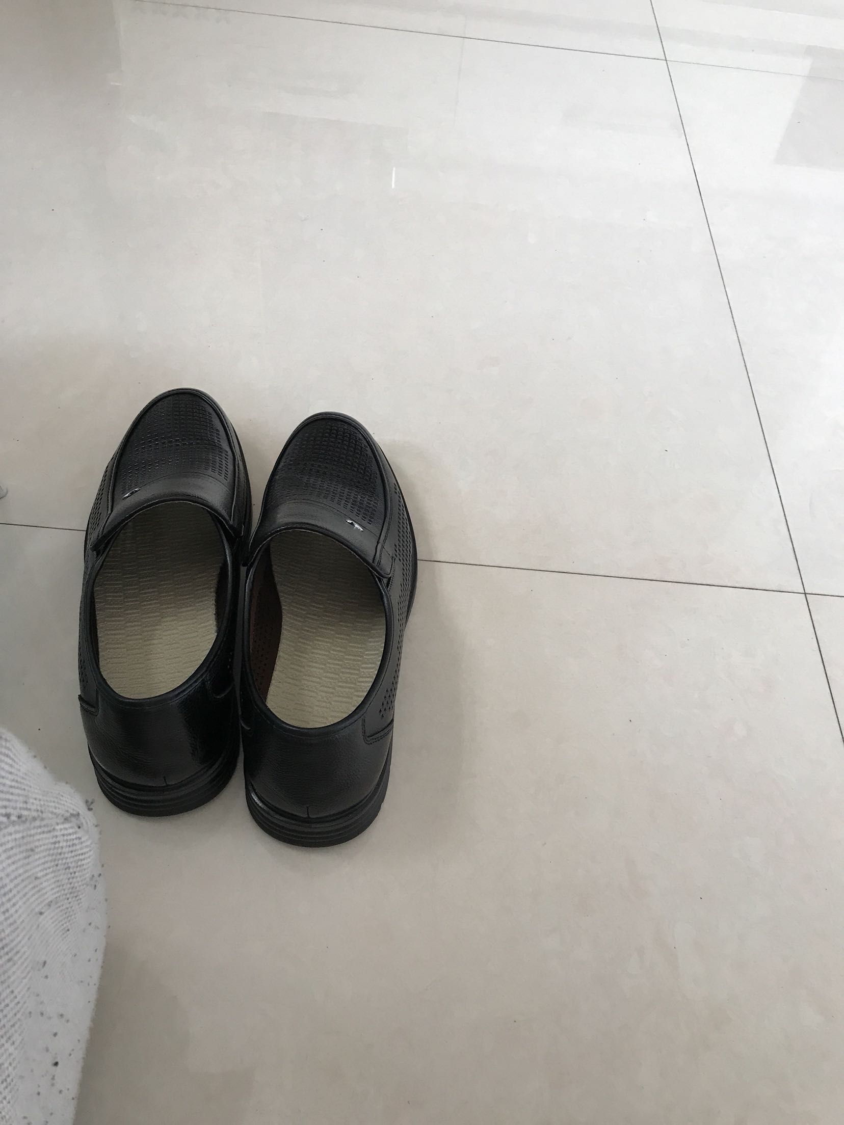 好评,不错,刚收到,我脚本来能大点,穿44有点小,换个薄垫子刚合适,正品不用怀疑