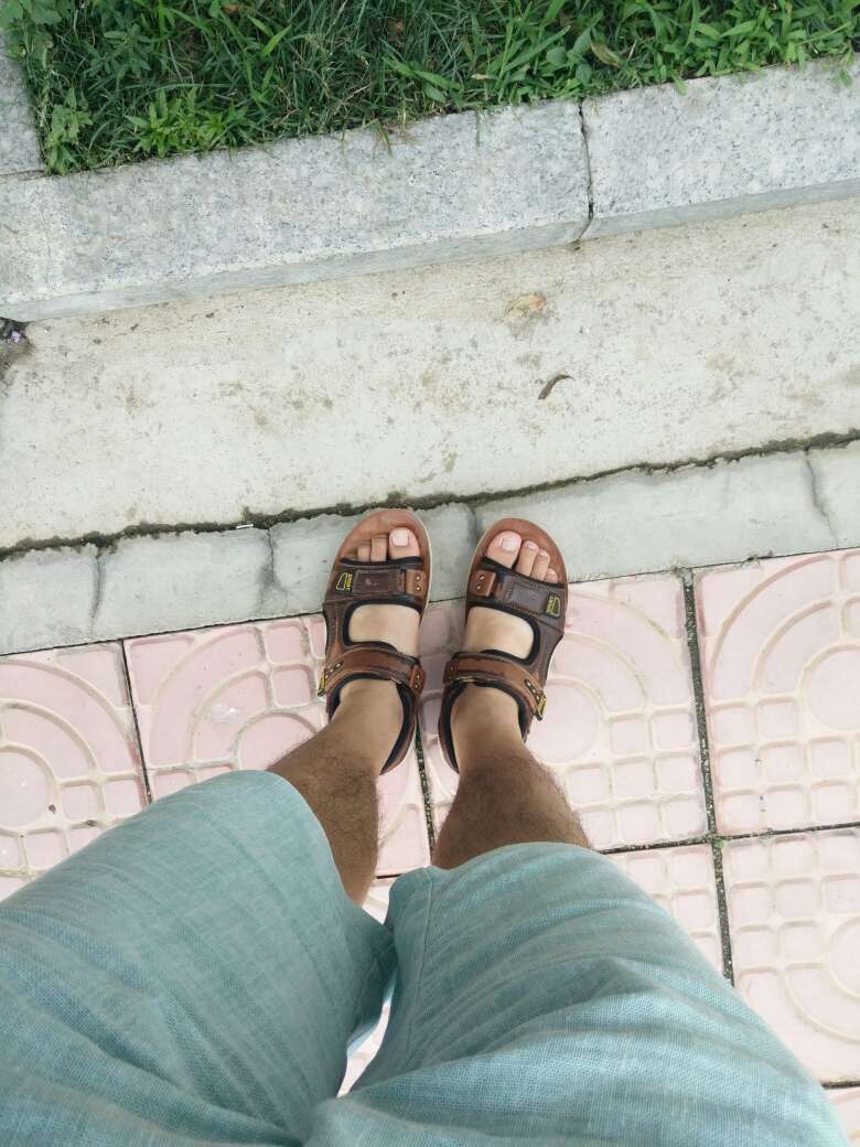 鞋子一般,今天刚收到货,右鞋有脱皮,不是很严重,鞋子的质量不值这个钱