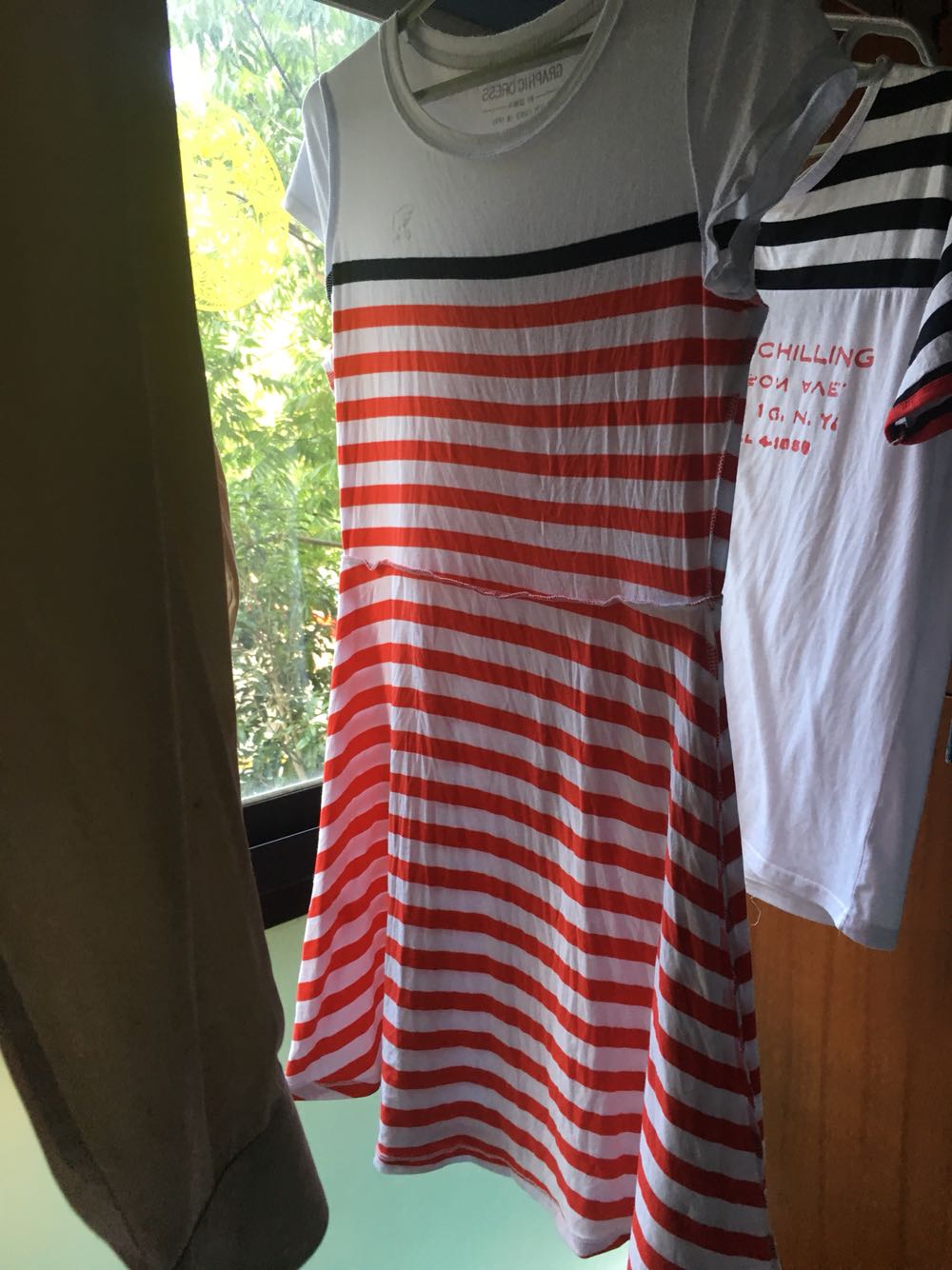 衣服漂亮,面料也非常舒服,夏天很透气,不会闷闷的