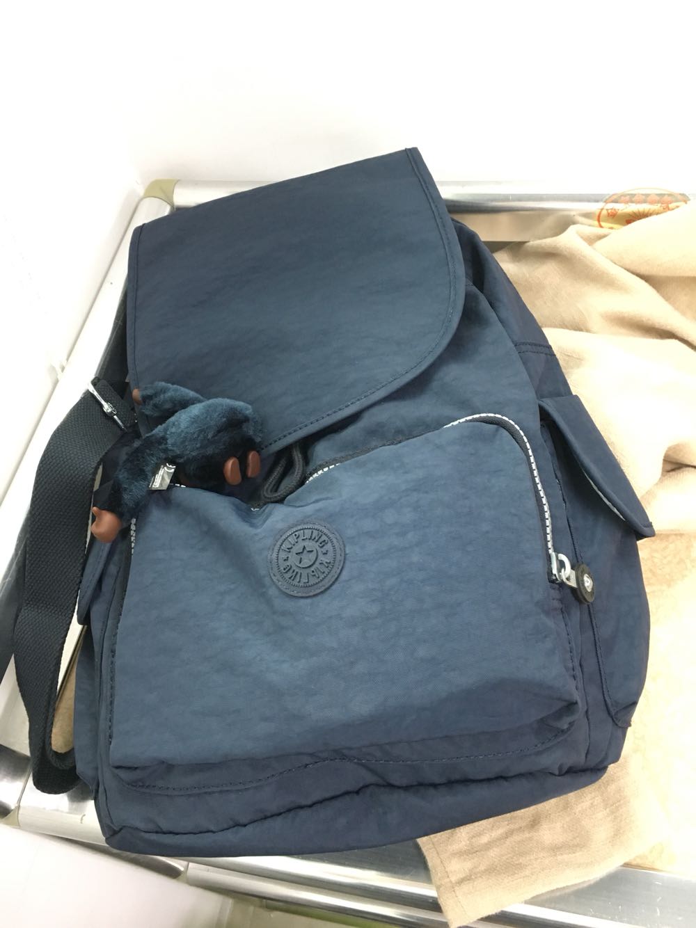 非常符合我对包包颜色低调、好用、耐用的期待,质量好,隔层设计合理,面料好,做活动比商场便宜。