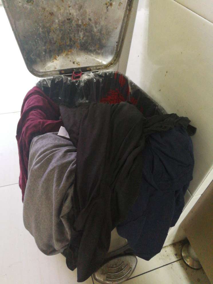 居然不含棉,聚酯纤维的,怎么贴身穿?洗还脱色,直接还没清洗就扔垃圾桶了,算是上当了,浪费钱!劝大家千万不要买,谁买谁后悔~!!!必须差评,避免祸害人!!!附图是扔垃圾桶照片。