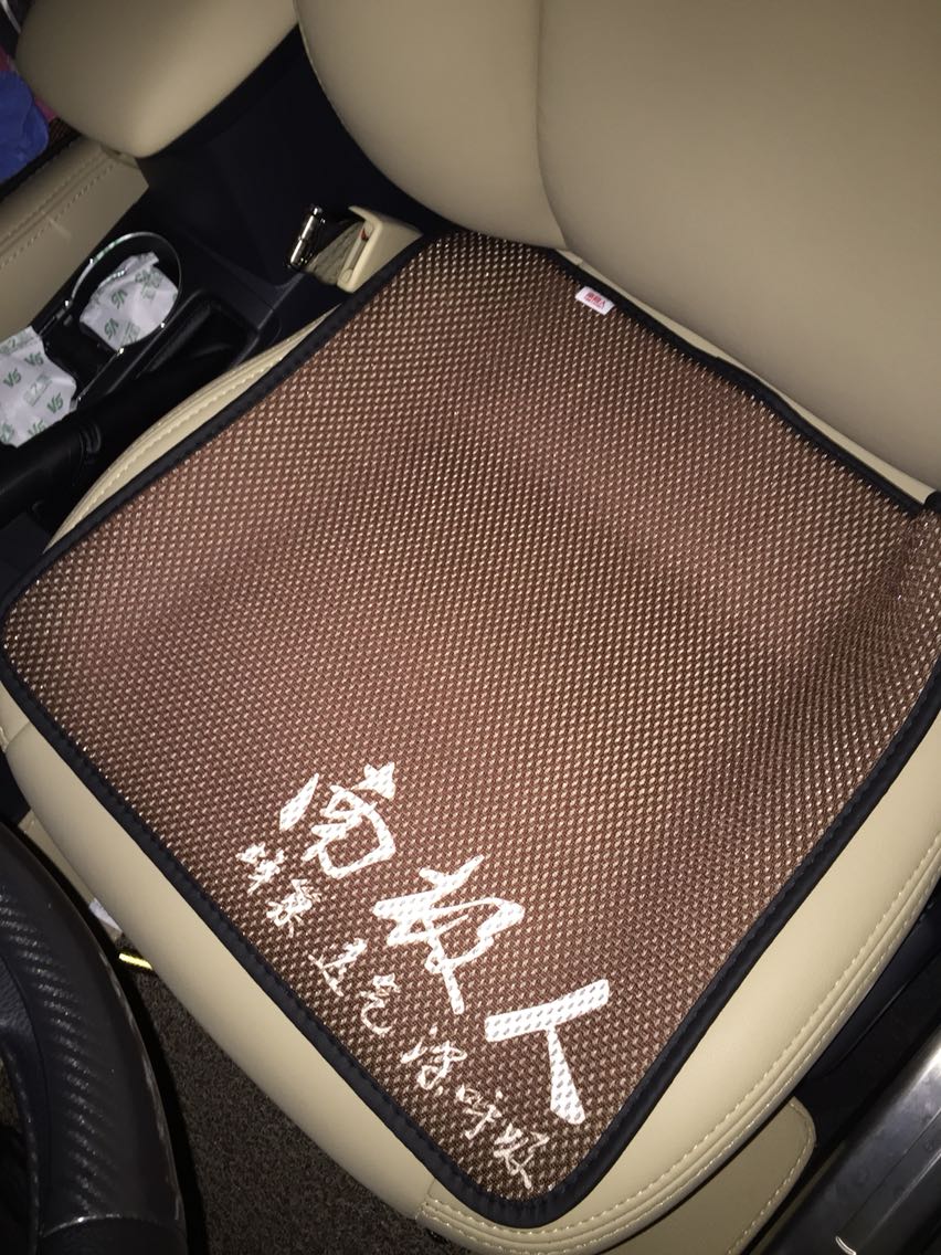 快递肯定给力的!坐垫质量不错,轻盈而透气,坐着舒服,底部有防滑橡胶,不易走位!完美!