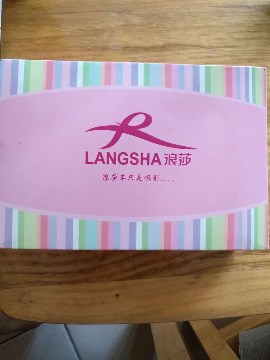 比图片要高腰一些,稍有点厚,看来这个夏天是穿不了了,质量还是不错的,留待秋天吧。