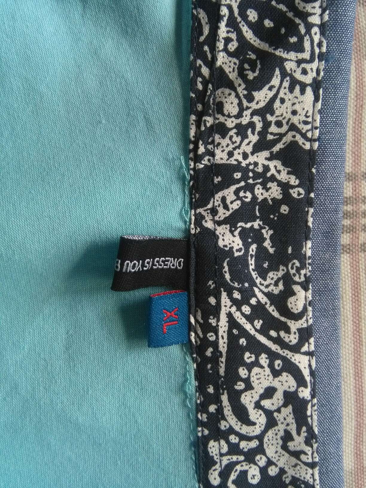 物流到618就不给力了吗?快递小哥送货速度还是一往的快。衣服是纯棉的,做工就不怎么了还有跳跳线的地方。幸亏用券买的。到手价八元。其实就是服装厂残件。看图吧!