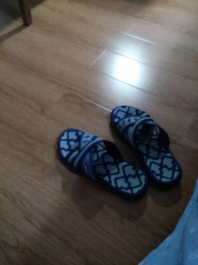 穿起来很舒服,不适合走远路!会打脚!毕竟是拖鞋!