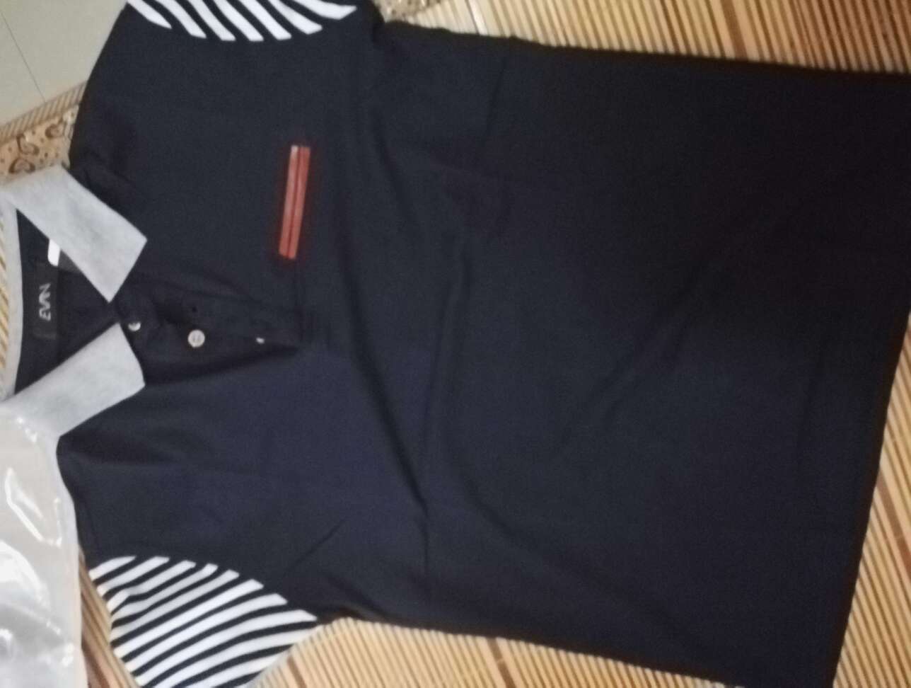 我中奖了,不对称的衣服我都买到了,不能换只能退。算了,自己拿出去修改,衣袖有个很小又紧。像错版人民币一样值得收藏。追评再上图有真相