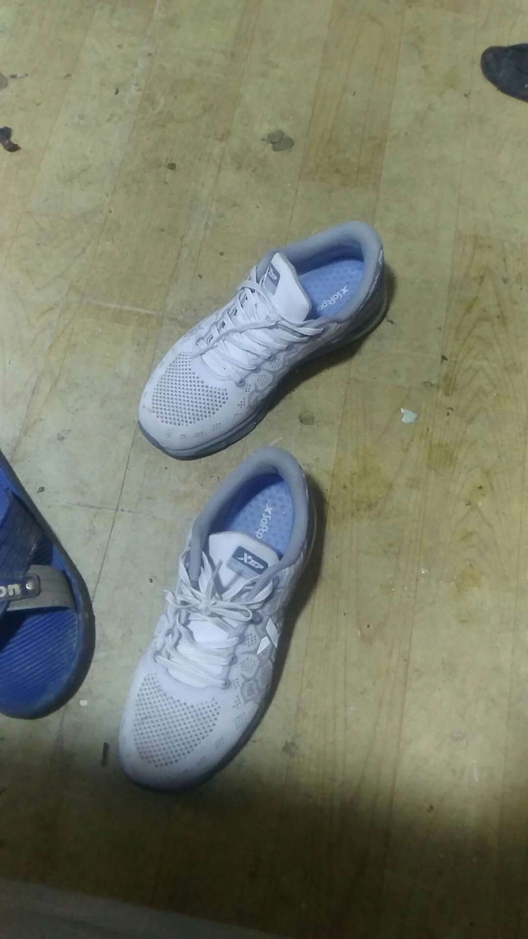 鞋穿起来还挺舒服,就鞋底有点重