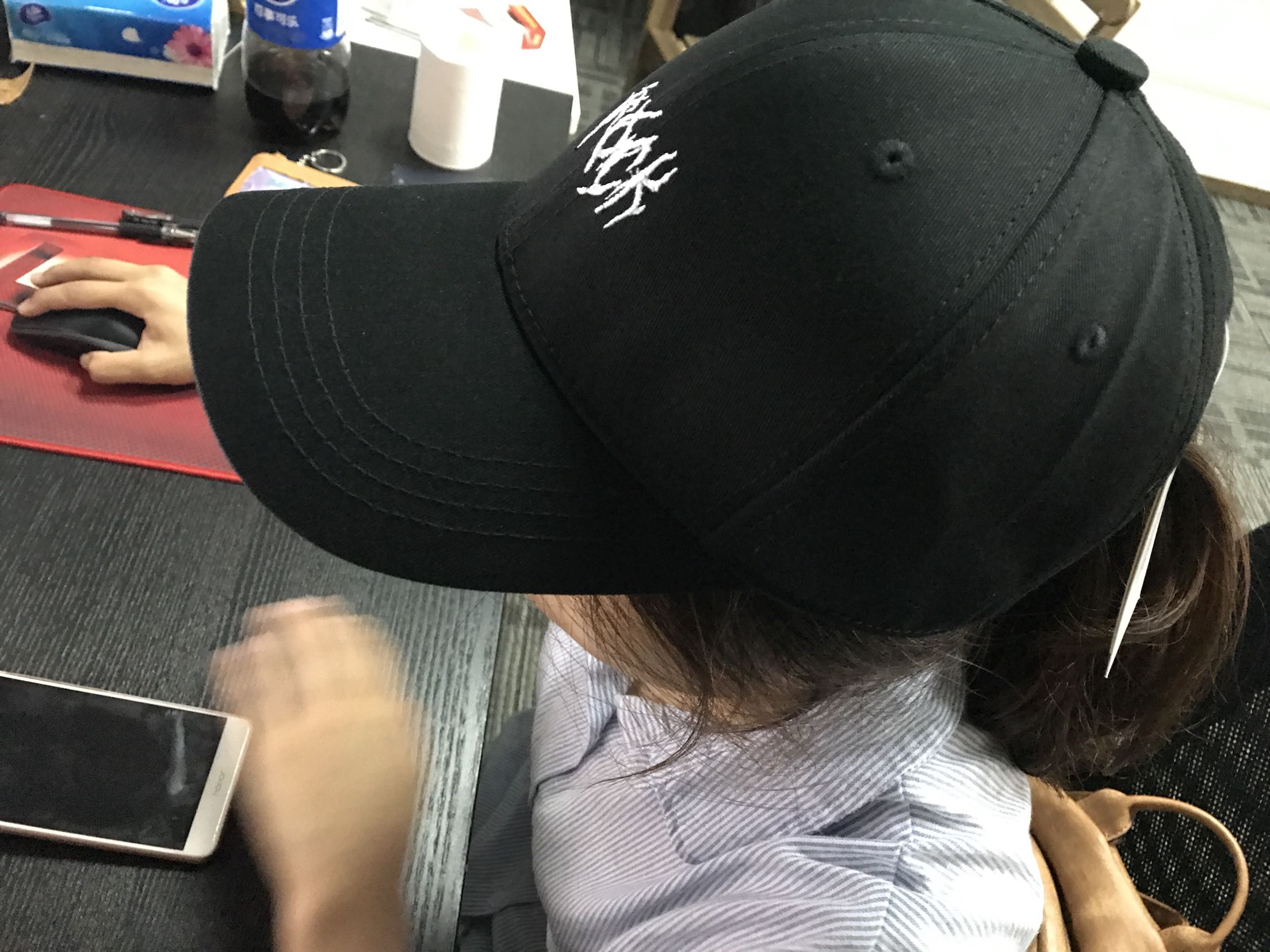 戴了几天。帽型还是这么好。真不错。老板还是把面料再用进口的就完美了