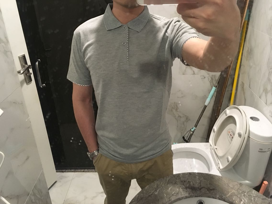 第一次在网上买衣服,算是交学费吧。衣服本身没什么大问题,就是线头比较多。主要是这剪裁有点不合身,大小算是刚好,但肩膀位置有点窄。材料比预期的还要差点,穿身上感觉刺刺的,毕竟是这价格所以也没想过它会好就是了。以后买的时候就谨慎点吧