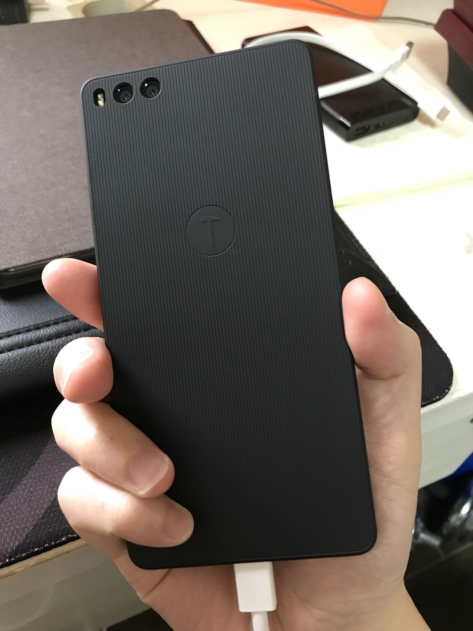 漂亮得不像实力派,锤子科技手机,第一次使用便已爱上,配合苹果7P,生活工作两不误!致敬锤子,致敬科技,致敬。要购物,上,就够了!