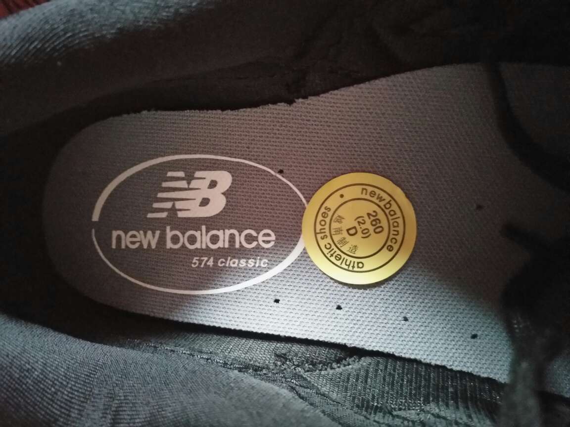 气味很大,而且还没穿有点脱胶。不过应该是正品。