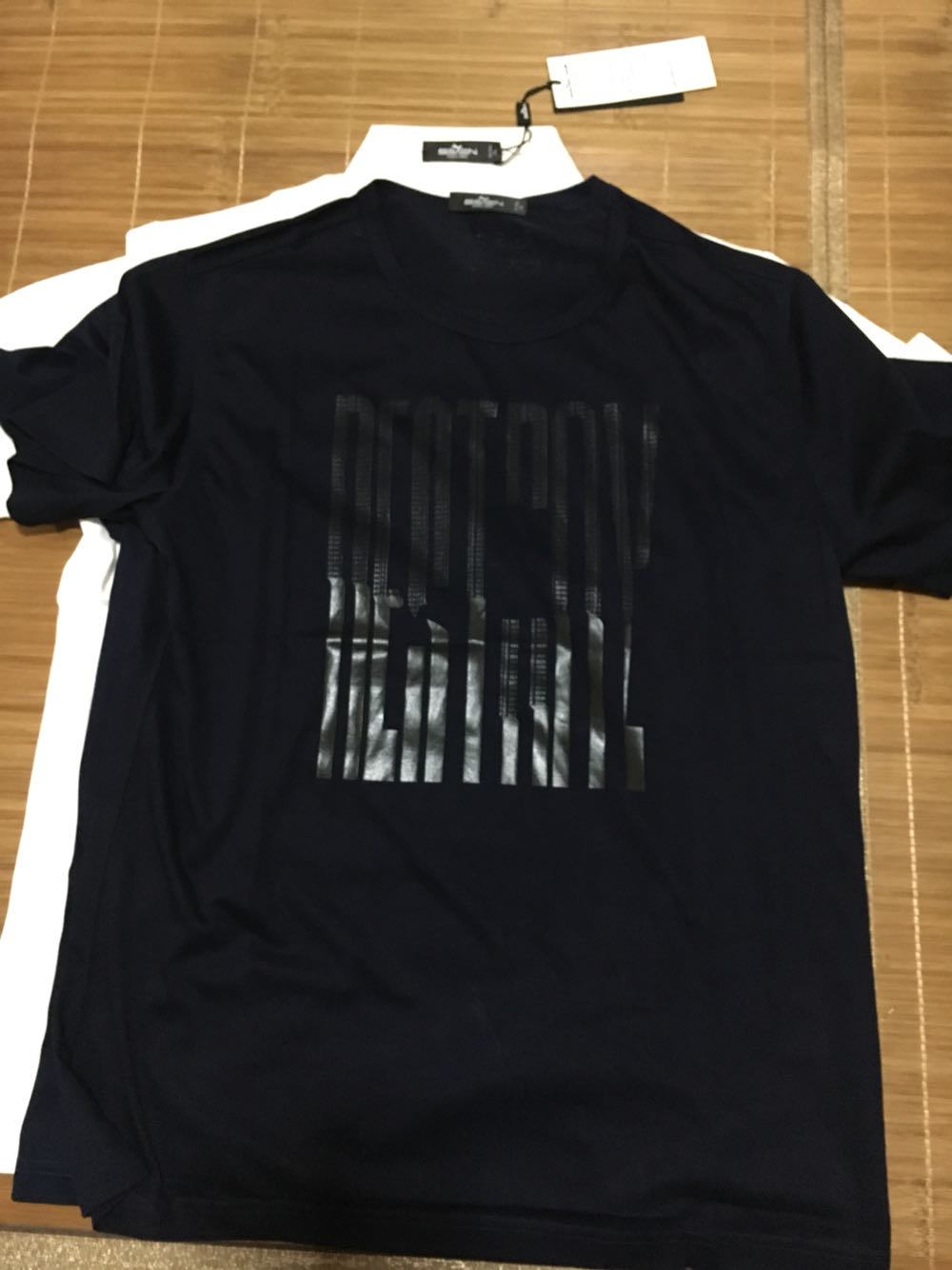 胸前的那个图案 就好像一块黑色胶皮一样 吸热不透气 一出汗就紧贴皮肤