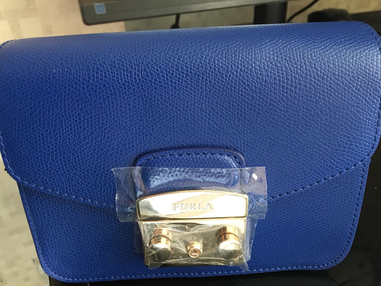 还行吧,有些瑕疵,因为退换货太麻烦就没退了。第一次买包遇到这样的情况,客服做了些处理。