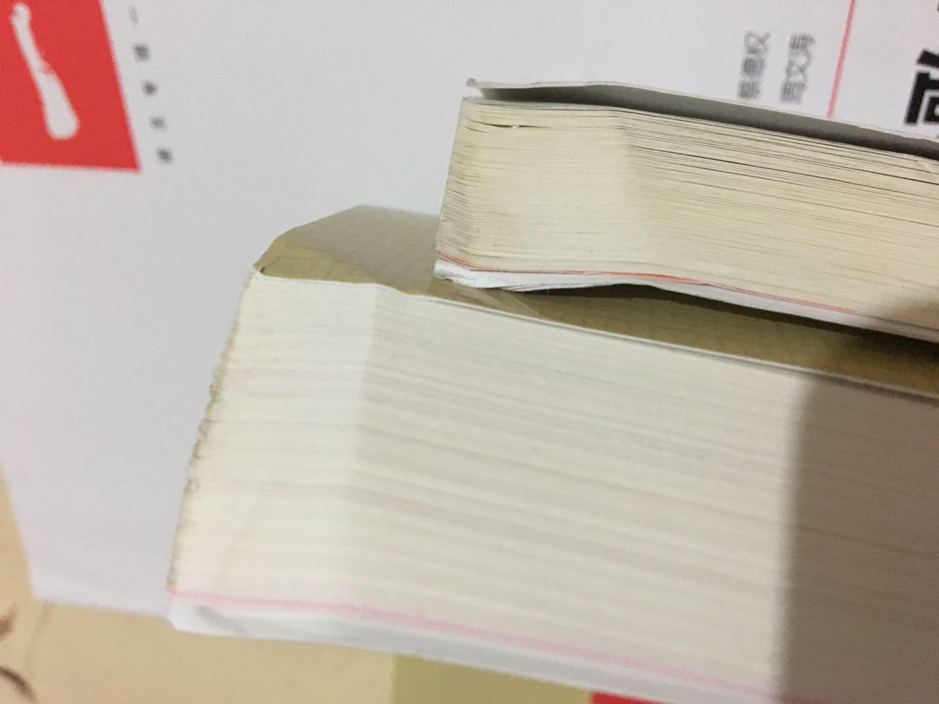 买了几本书,看在内容的份上习惯性给个好评。包装箱完好,但是其中三本书都折了角,书皮上一层灰,当时心情很不好,把书擦了几遍才给孩子看。作为商家,你能感受到买家的心情吗!