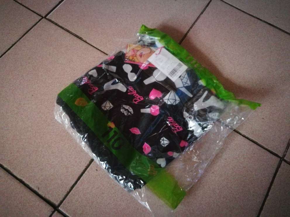 衣服漂亮,就是料子不是棉的,如果小孩出汗可能会粘着皮肤