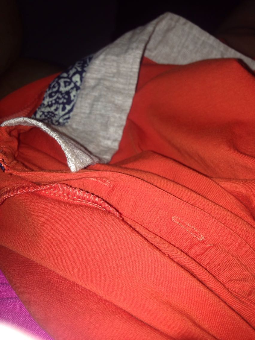 布料很舒服,穿起来大小刚好,款式好看,十分满意