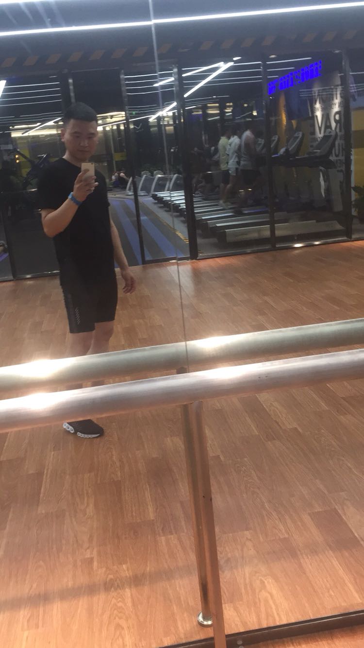 有点紧, 建议买大一号