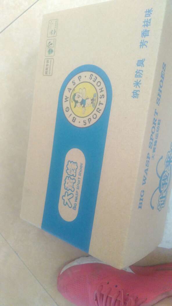 商品是正品,质量很好,就是码数偏大下,亲们买时测量一下先购买!昨天申请的换货就是因为码数太大,客服很快就帮我解决了,今天上午就收到了。客服好给力!!!