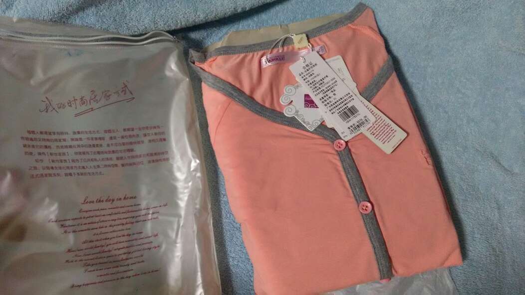 两颜色各买一件,抢购的,质量超级好!六一八太热闹,五六天才收到货,这不重要,物美价廉才重要。尺码也满意,连体的,挺有创意。