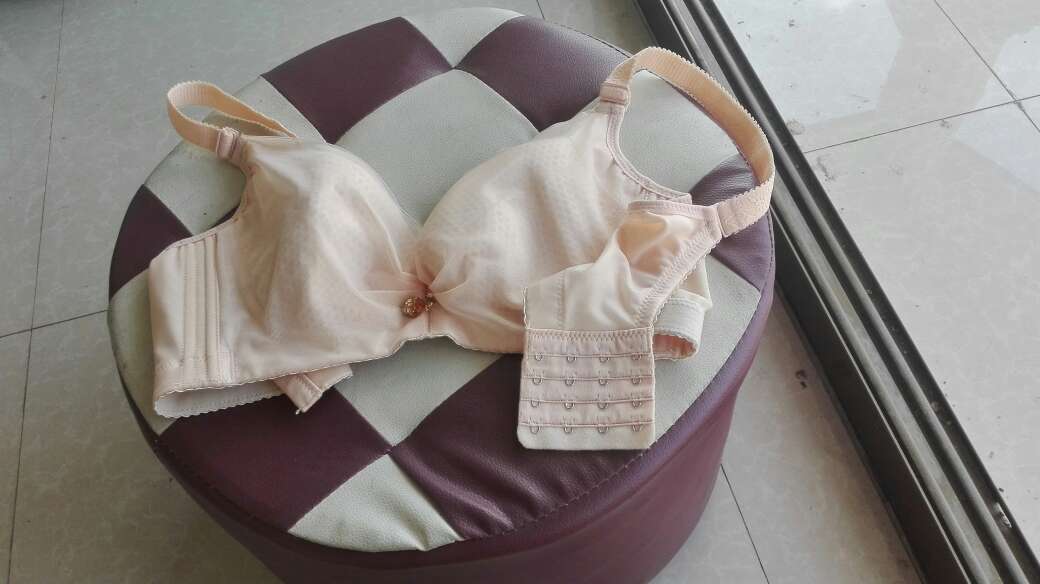 有点小不满意,胳肌窝那儿有点紧不舒服。料子厚薄都很好。很信赖的品牌。买了好多了。