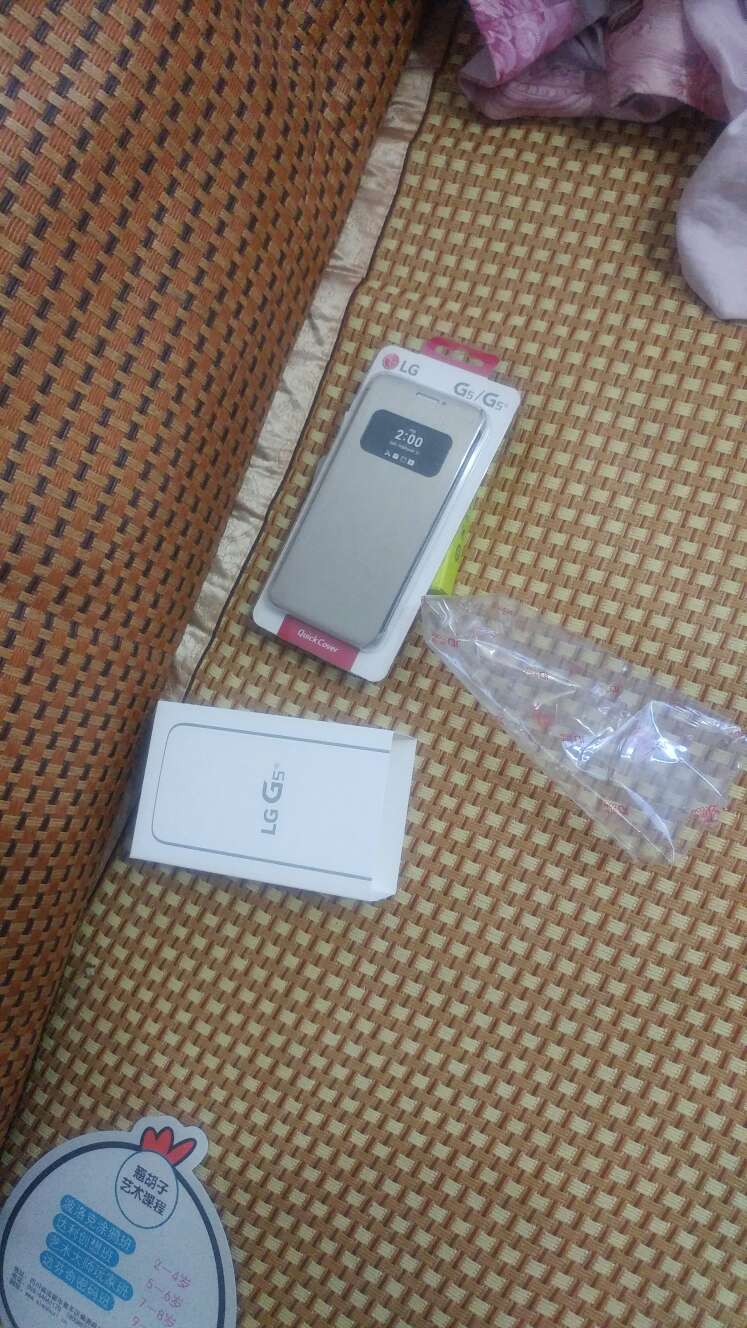 lg g5 se 质量非常不错,冲着屏幕买的,拍照神器,比三星好,系统非常流畅,主题图片都是免费的,唯一不足就是系统是安卓6.0的不能升级到7.0,希望后面会更新吧。赠品不错都是lg 原装的,但是现在不送电池赠品了,只送了个拍照精灵和原装皮套,希望下次有赠品电池赠品吧!价格有点贵,比国产的高很多,希望下次**!