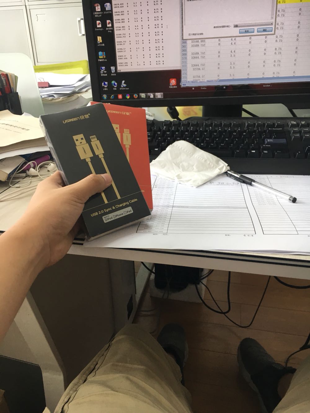 首先线是花线,没想象中好看。第二线的硬度不错,挺扎实,一分钱一分货吧,而且2米长用着很方便,自带的皮扣超级实用。第三MFI认证,测试了数据传输没问题,充电速度还有待体验。搞活动买的,划算,总体好评!