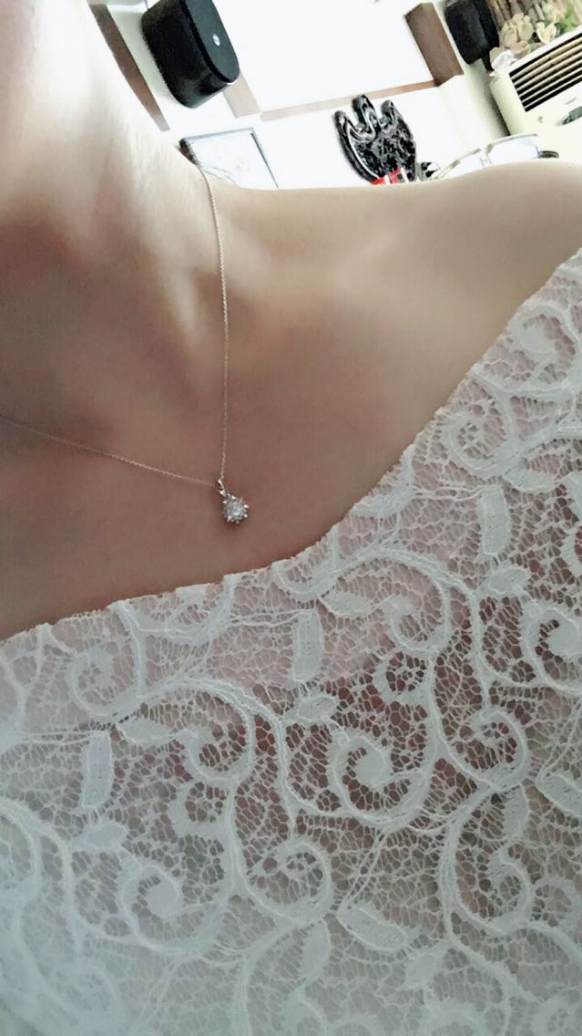 侧看有一点黄,小纠结了一下,最后还是留下它,款式还是挺喜欢的,配我是铂金细项链棒棒的,阳光底下很闪