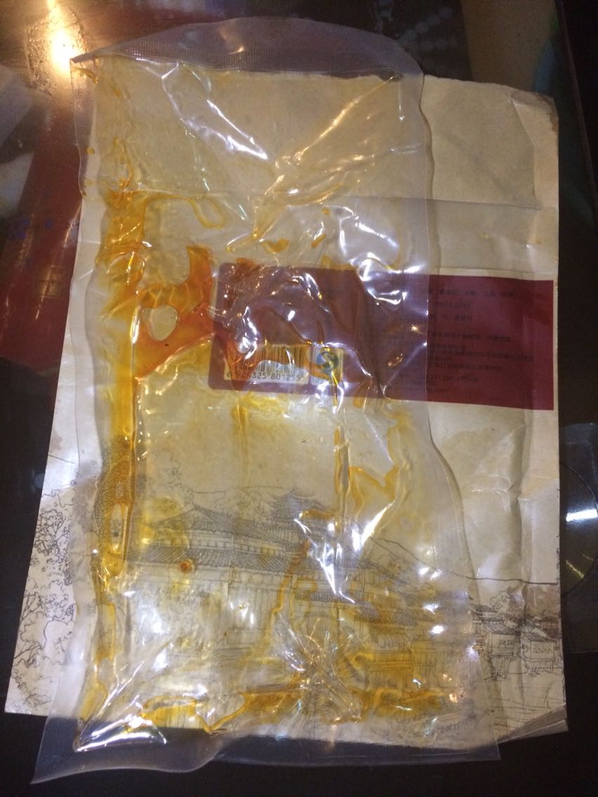 来客服给我解释下,这个管状物是什么东西?是猪的哪一部分?怎么会出现在香肠里?你们的用料跟宣传和外包装上载明的不一样,我要买的是猪肉做的香肠,而不是内脏或不明材料做的“香肠”,是不是广告欺诈?我会把这个冻在冰箱里,等你们答复。