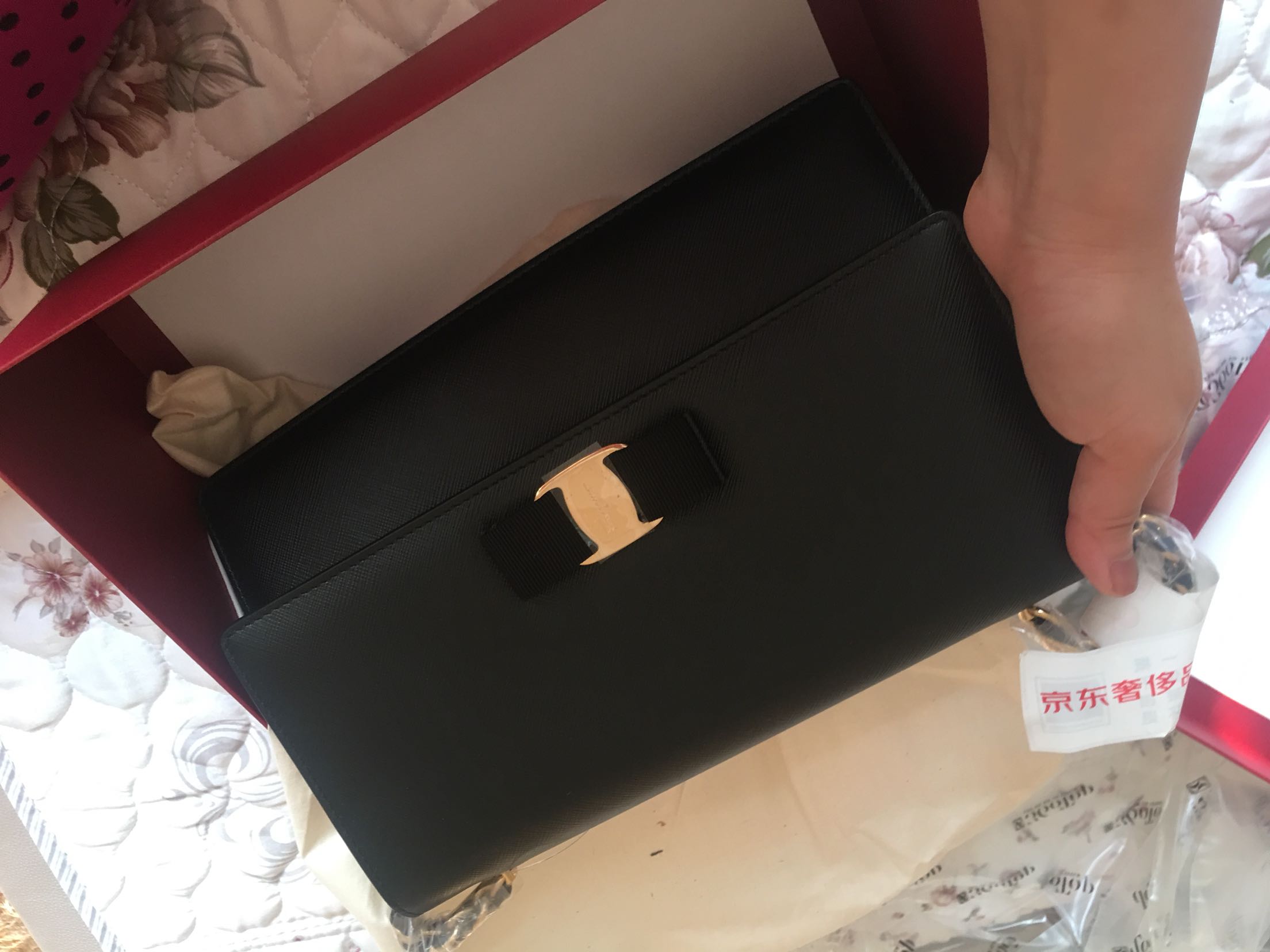 比上回买的那个包好,至少包装这些都是齐全的,不错,选的黑色,百搭而且价格最实惠