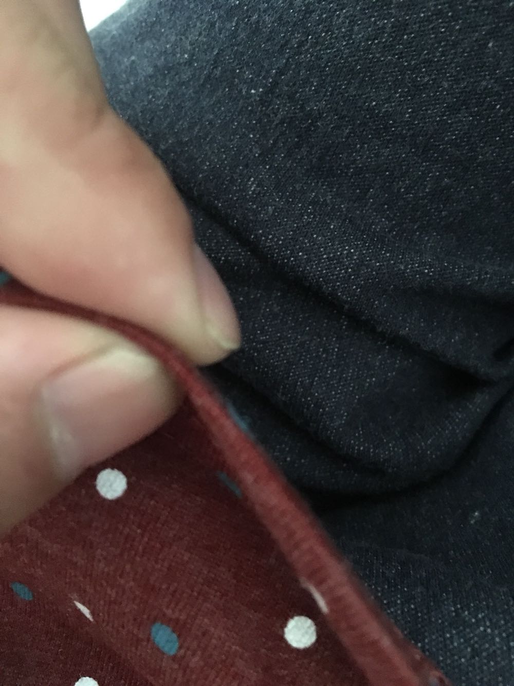 料子手感不错,应该是棉的,我也不太清楚,总之瘦的人穿起来还是很好看的,好评!