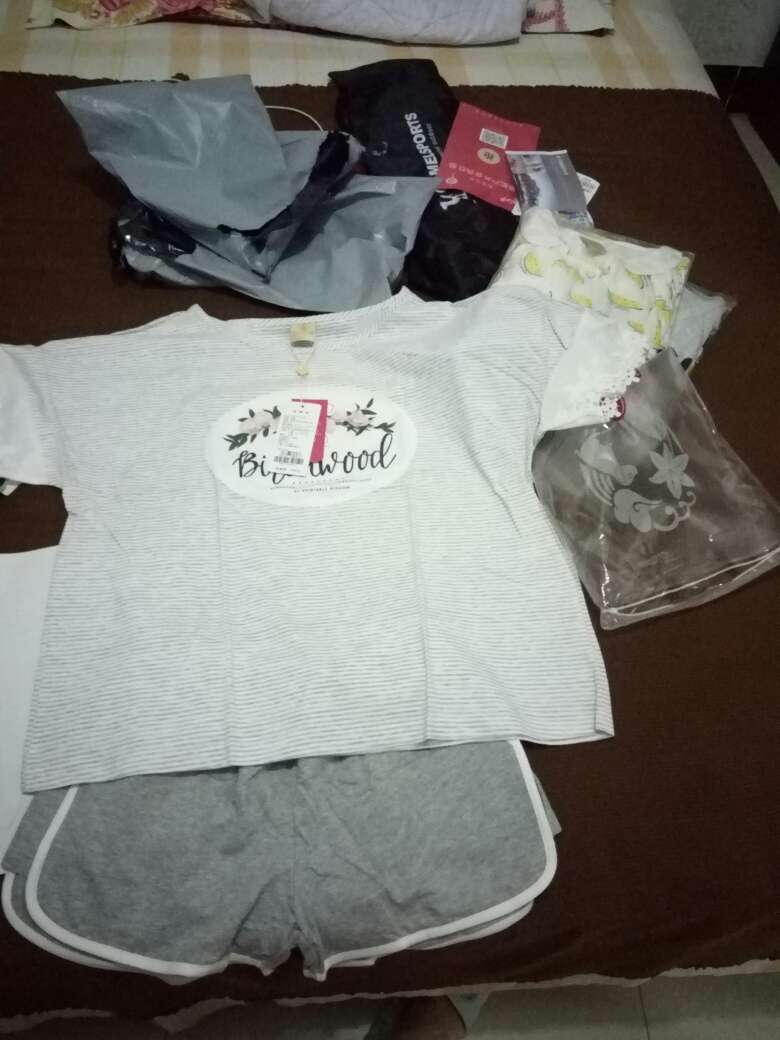 衣服质量好,纯棉的穿着很舒服!搞活动一次性买了三套!下次活动准备再买几套!