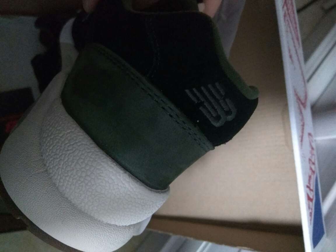 鞋子穿起来很舒服,但是对于我这个胖子来说,不适合运动的时候穿。做工整体上不错,没有溢胶,个别地方有小线头。另外快递一如既往地给力,赞一个!