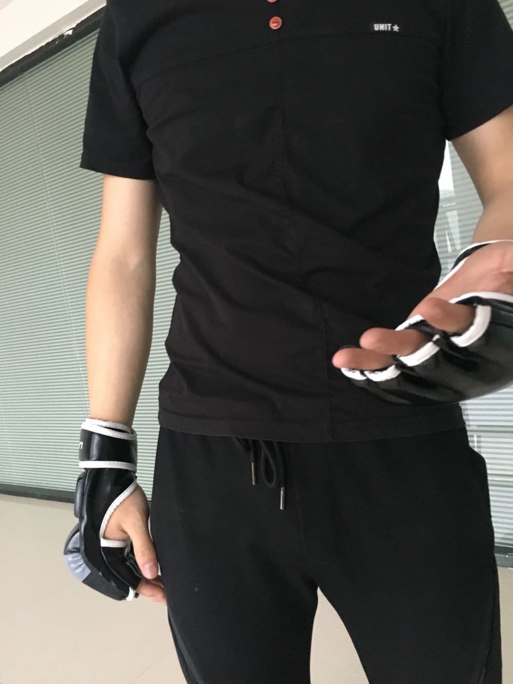 拳击手套收到了!非常满意的一次购物体验、材质结实,做工精致,质量很好,能起到很好的保护作用、打起来非常good、买东西还是要到自营店、东西是李宁正品、最主要的还是质量真的是非常好 拳套很结实