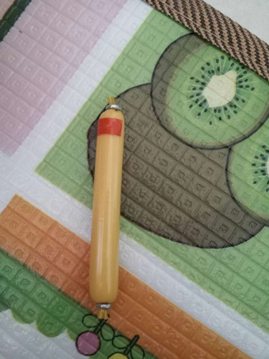 宝宝吃的就剩一根了,才来晒太!