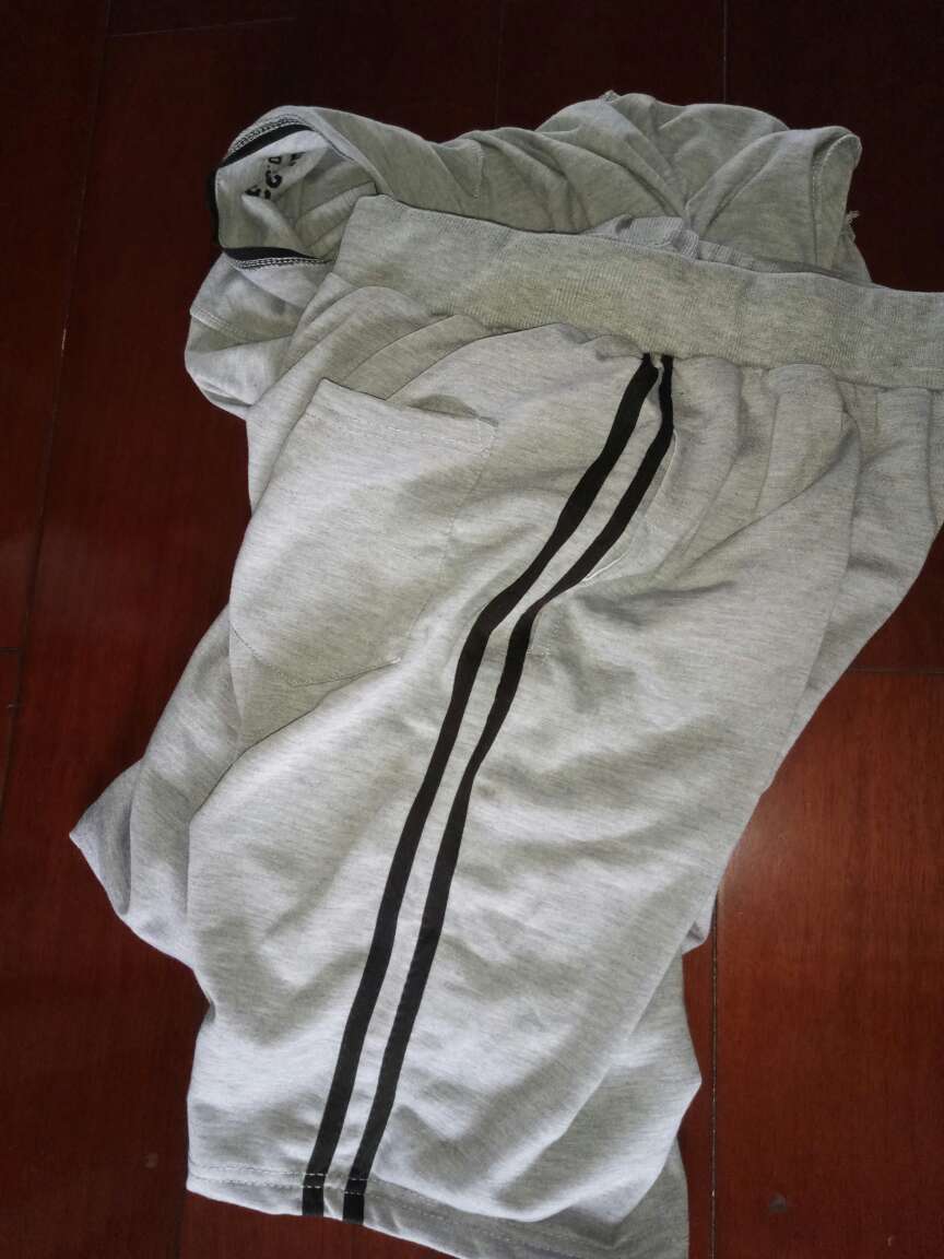 衣服,还凑合。裤子偏小。物流好慢。特别想买衣服的朋友,千万别贪图便宜,真心的差!真心的差!真心的差!重要事情说3遍