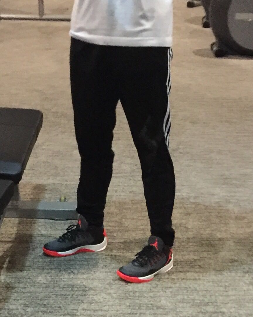 1,我脚瘦,所以脚瘦的就按照平时耐克码数买,脚胖的强烈不推荐,因为即使脚瘦但前脚背实在是老鼠夹上脚的感觉,一个字,紧。紧到脚麻的境界,第一次穿着开车,前脚掌甚至被夹到麻痹了,麻到踩油门都没有感觉那种,一点不夸张。2,整个脚的包裹感很好,脚跟部分略显不足。3,外形完全不感冒,根本不是喜欢的类型,特别是后跟那一抹红,让我联想到相扑选手的丁字裤,会买这双完全是因为很多评测推荐是一款配置高价格合理的鞋,各种券用上三百多拿下非常满意。4,前置两气垫踩屎感满分,中置tpu厚实。5,很不透气,但抗扭转很好,侧面支撑不足,推荐地板流射手购买。6,还没有实战,正好雨天踩马路试试,差点没滑出一米去,看来雨天还是别篮球鞋出门耍帅。7,但穿了一次后就已经适应了,很舒适,各位买到7天内建议多在干净地板试试,实在不适应可以申请退换,但至少我是适应下来不用退货了。8,初衷就是用来外场水泥地虐的,虽然有xdr,但鞋底纹路感觉不是耐磨的类型,打外场可惜了。9,jordan就这风格这感觉,喜不喜欢因人而异而已,至少比同级的nike做工好得多,精致感十足。10,给满分。