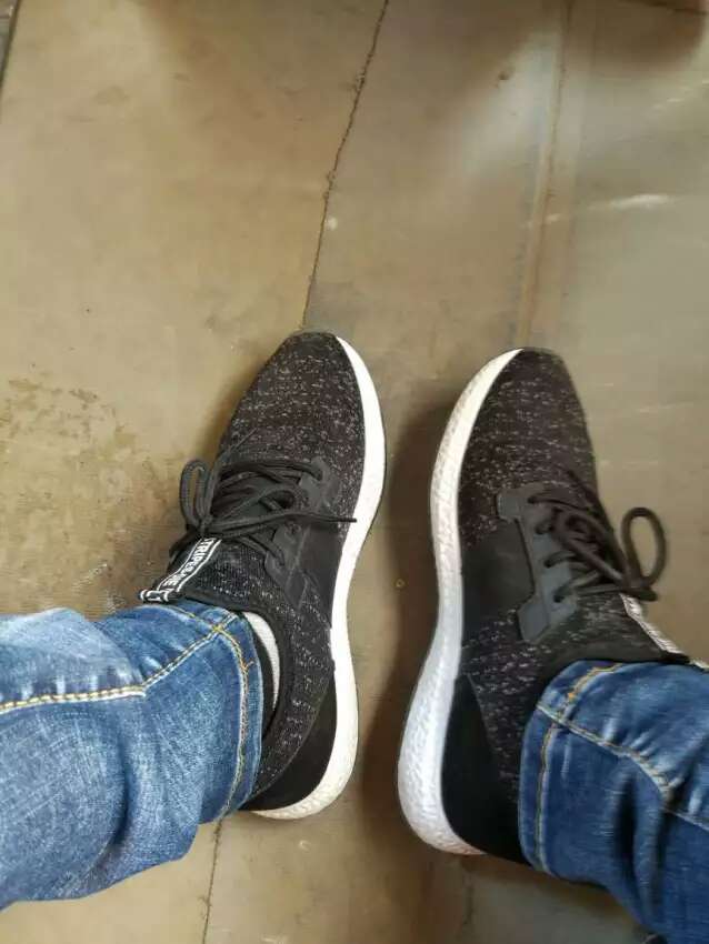 鞋子很轻,穿上也很舒服,颜色也是我喜欢的,喜欢还能有这么样的活动,再买一双!!!
