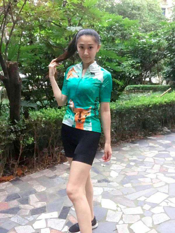 真的很显瘦很显瘦,面料透气,已经推荐给骑友群了