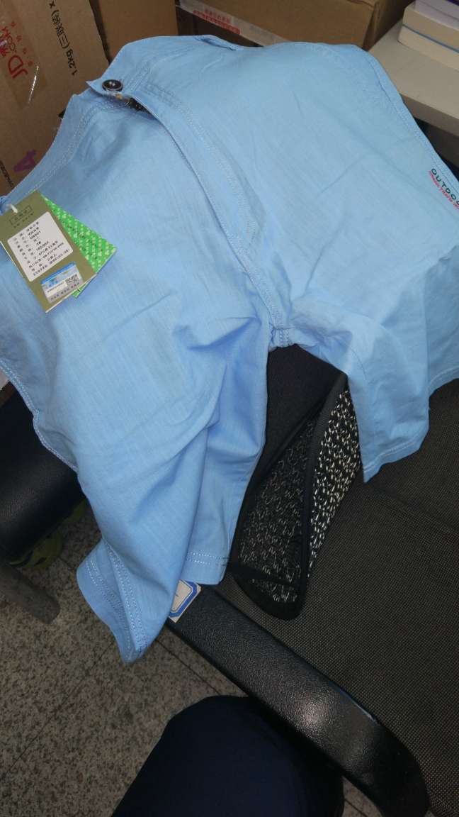 裤子颜色和图片一致,是弹力棉的材料,穿起来很舒服,不过是瘦腿版的,第一次买按号买就瘦了,今天换新,一天就到了,买大一号正好。