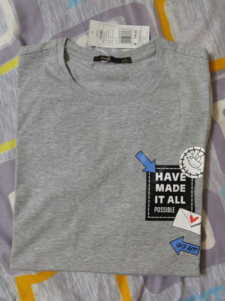 衣服上的图案很漂亮,不然就不会买了,很薄但居然不是纯棉的,这出乎我的意料,怪我自己没事先看产品介绍咯,三伏天穿可能会稍热,上身效果不错,我168身高且苗条穿S刚合适,比较修身衣型短小,不适合胖子