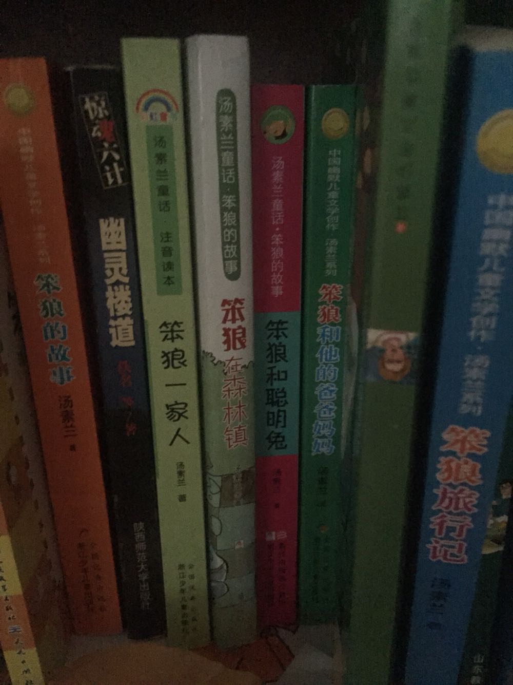 儿子是个充满好奇心的人,除了不太好好学习课本上的知识,其它的都很感兴趣。所以必须要多买课外书给他看。价格太实惠了,买199一100。买了一大堆可以看一段时间了