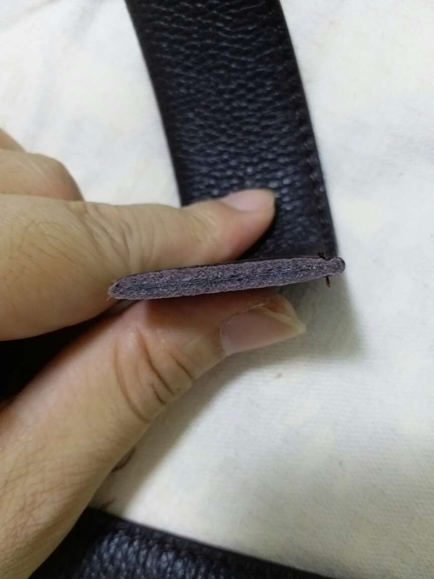 一年前买的皮套脱皮了,换个没有头的吧。