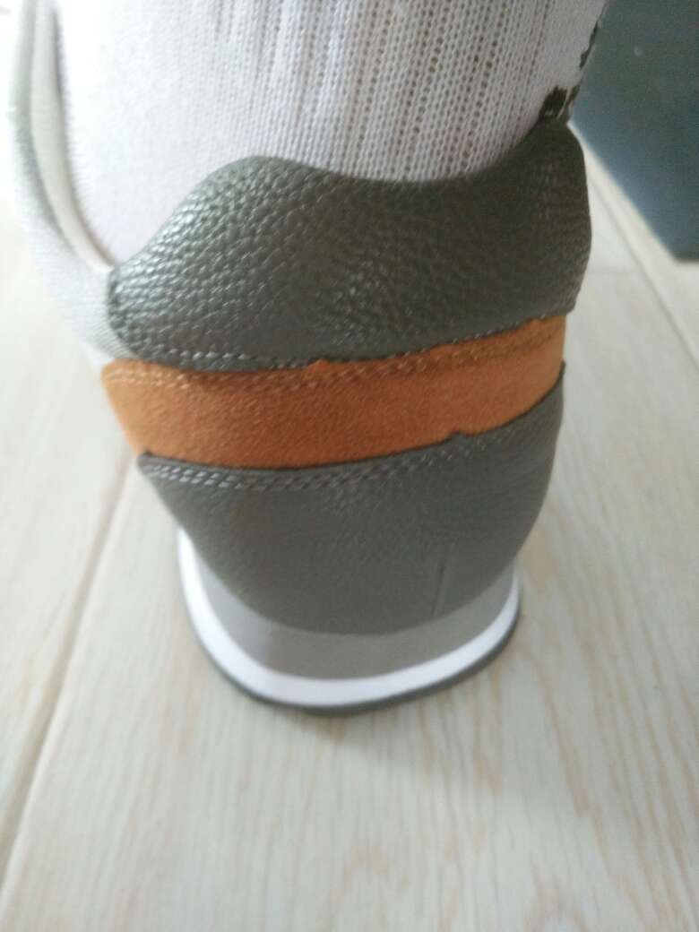 才穿上,很透气,现在穿上不会觉得很闷。