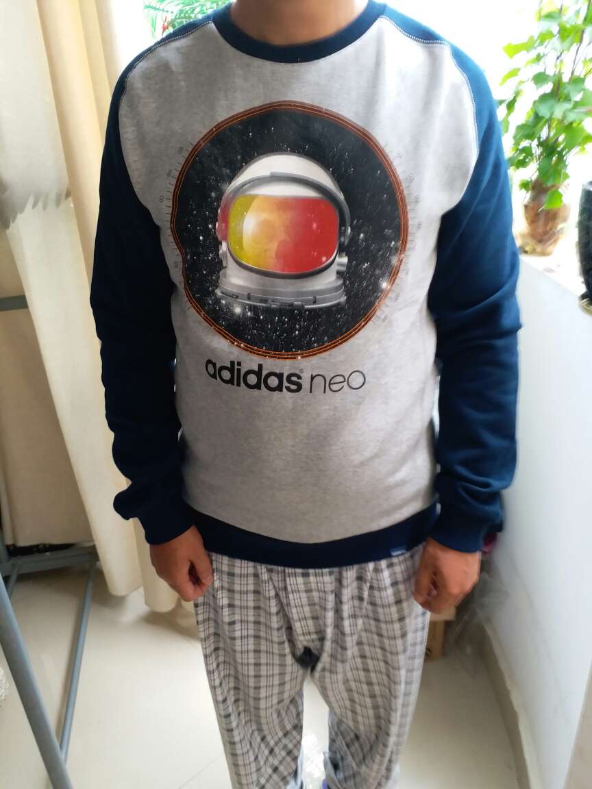 自营的大牌,买着放心,薄厚适中,内里带绒,比较适合南方春秋外穿,165cm,65Kg,s码上身有点紧。