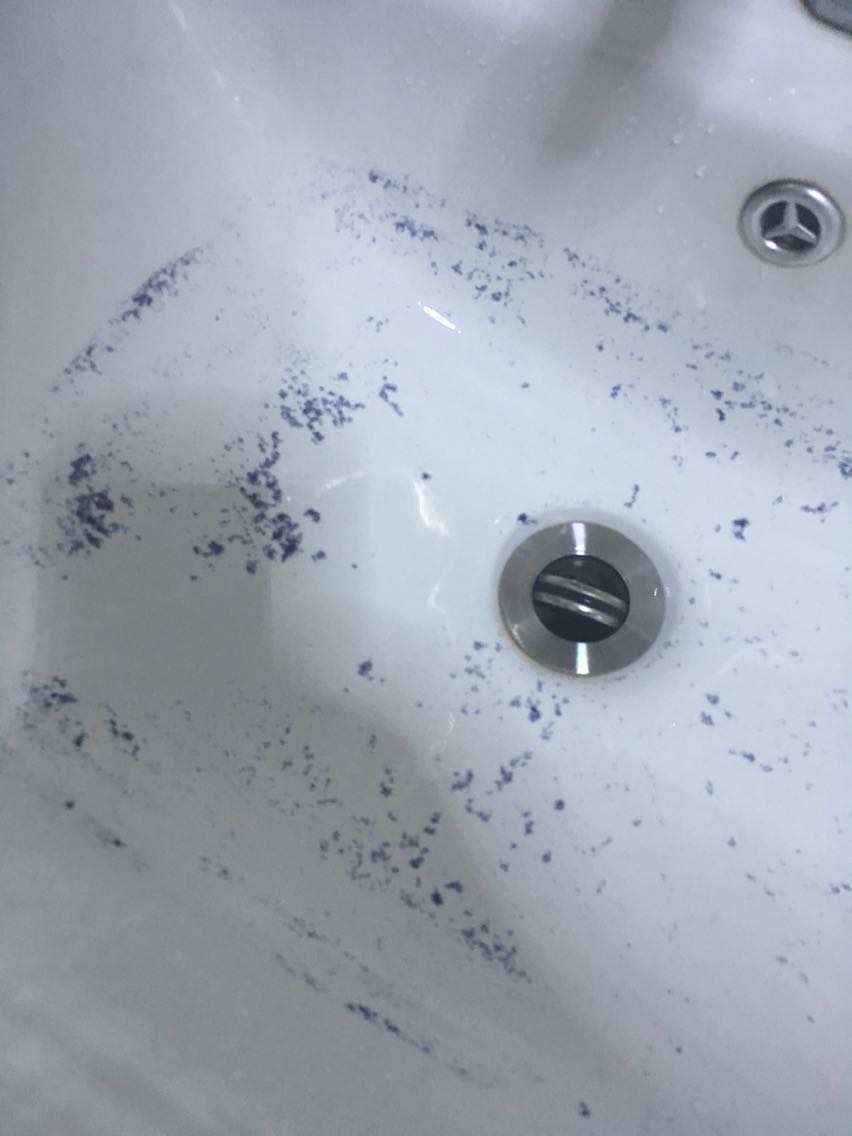 我很想知道这是为什么么,洗完衣服这水都这样了,这是掉色吗渣子怎么解释