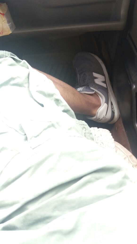 鞋子质量还行,不是很小巧,很宽大像篮球鞋的赶脚。