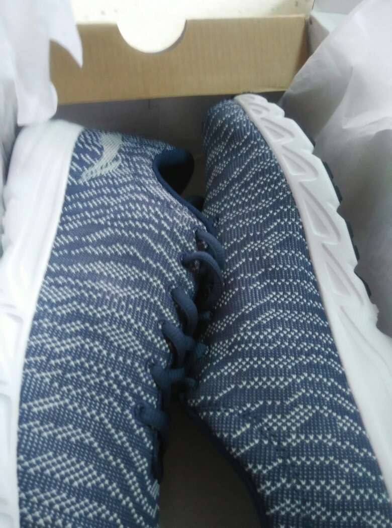鞋穿上挺轻的,快递小哥也给力下着雨给送过来了!